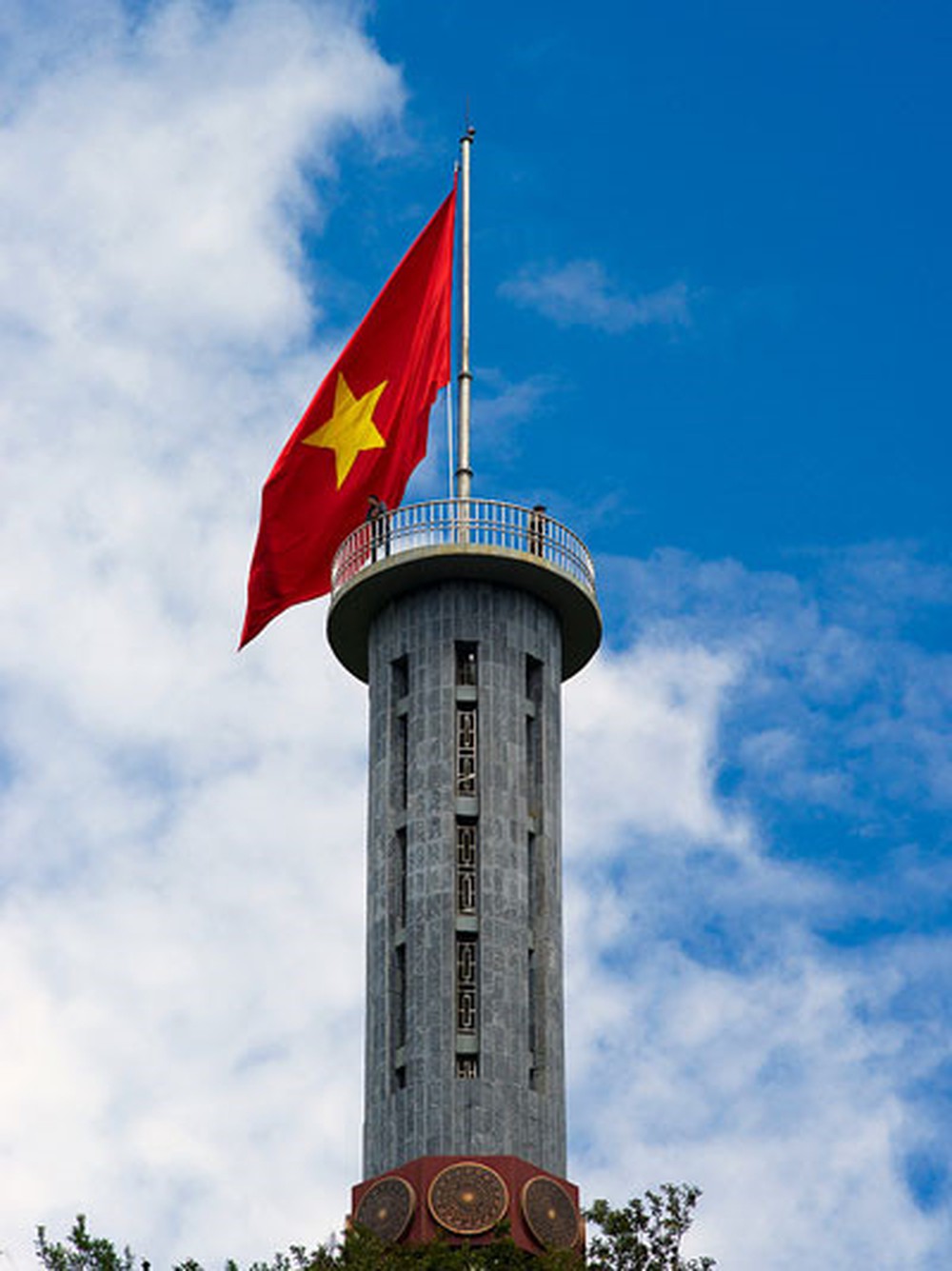 Hình ảnh lá cờ Quốc Kỳ Việt Nam đẹp – Ý nghĩa của lá cờ đỏ sao vàng - [Kích thước hình ảnh: 1000x1335 px]