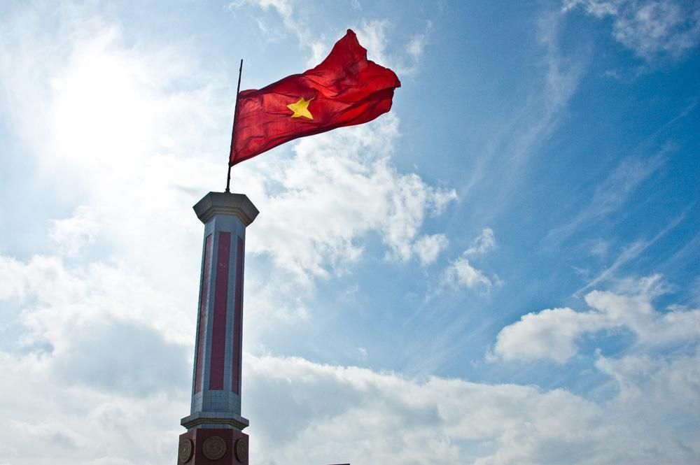 Hình ảnh lá cờ Quốc Kỳ Việt Nam đẹp – Ý nghĩa của lá cờ đỏ sao vàng - [Kích thước hình ảnh: 1000x665 px]