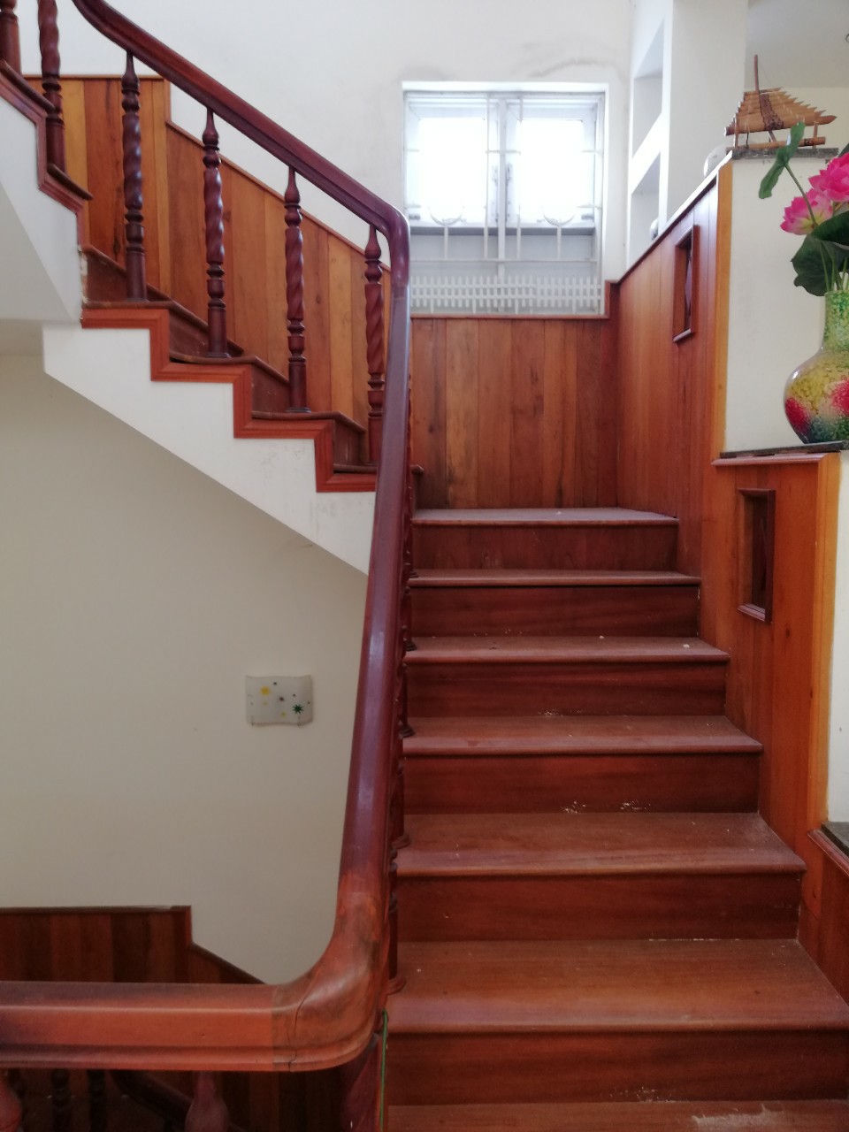 Tổng hợp các mẫu cầu thang gỗ đẹp nhất dành cho ngôi nhà của bạn - [Kích thước hình ảnh: 960x1280 px]