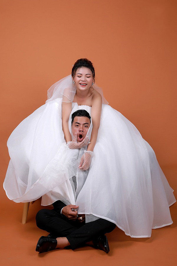 Tổng hợp những hình ảnh cưới hài hước của các cặp đôi - [Kích thước hình ảnh: 600x900 px]