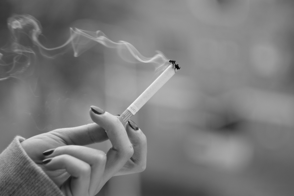 Top hình ảnh con gái hút thuốc cực chất, đầy tâm trạng - [Kích thước hình ảnh: 1024x682 px]