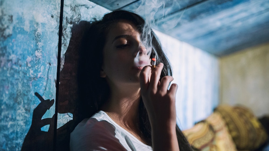Top hình ảnh con gái hút thuốc cực chất, đầy tâm trạng - [Kích thước hình ảnh: 1020x574 px]