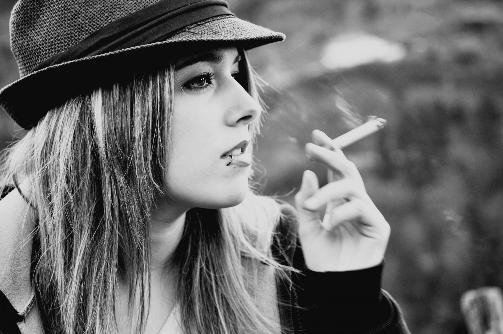 Top hình ảnh con gái hút thuốc cực chất, đầy tâm trạng - [Kích thước hình ảnh: 1600x1062 px]