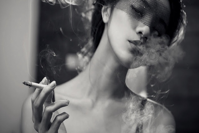 Top hình ảnh con gái hút thuốc cực chất, đầy tâm trạng - [Kích thước hình ảnh: 640x427 px]
