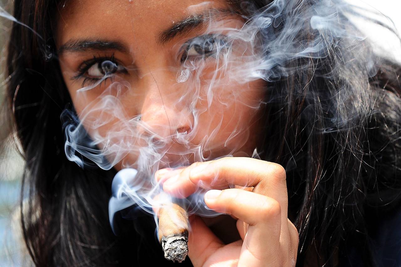 Top hình ảnh con gái hút thuốc cực chất, đầy tâm trạng - [Kích thước hình ảnh: 1280x853 px]