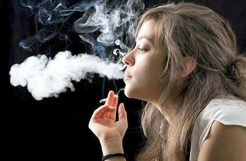 Top hình ảnh con gái hút thuốc cực chất, đầy tâm trạng - [Kích thước hình ảnh: 800x525 px]