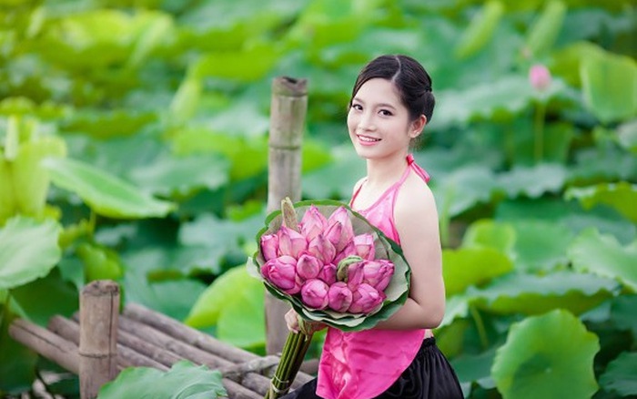 Tuyển tập hình ảnh các cô gái chụp ảnh bên hoa sen đẹp nhất - [Kích thước hình ảnh: 700x438 px]