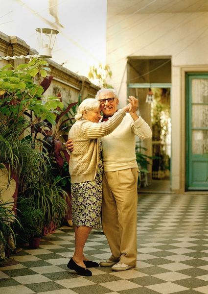 Tranhto24h: hình nền tình yêu cặp đôi già đáng yêu, 425x600px