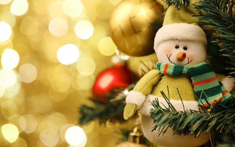 Tranhto24h: hình Noel người tuyết cute trang trí cây thông, 780x488px