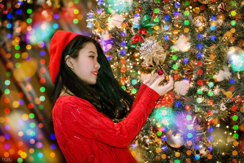 Tranhto24h: Ảnh Noel cô gái và cây thông, 780x520px