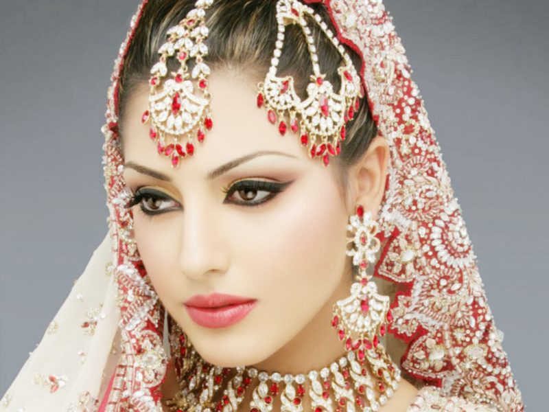 Tranhto24h: hình ảnh gái Ấn Độ đeo trang sức đỏ, 800x600px