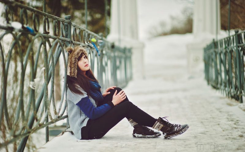Tranhto24h: ảnh cô gái buồn ngồi tựa lưng trên thành cầu, 800x497px