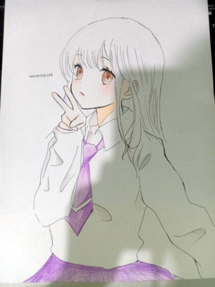 Tranhto24h: Vẽ tranh Anime nữ cute giơ 2 ngón tay, 420x560px