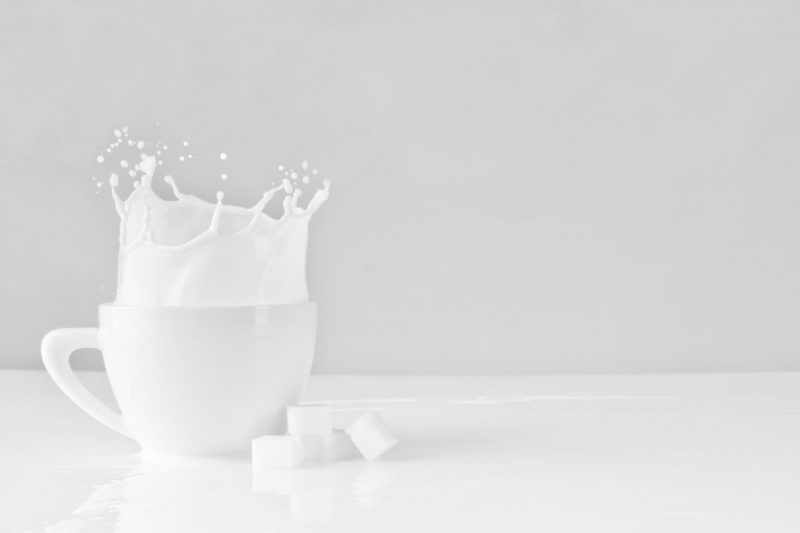Tranhto24h: background trắng ly sữa, 800x533px
