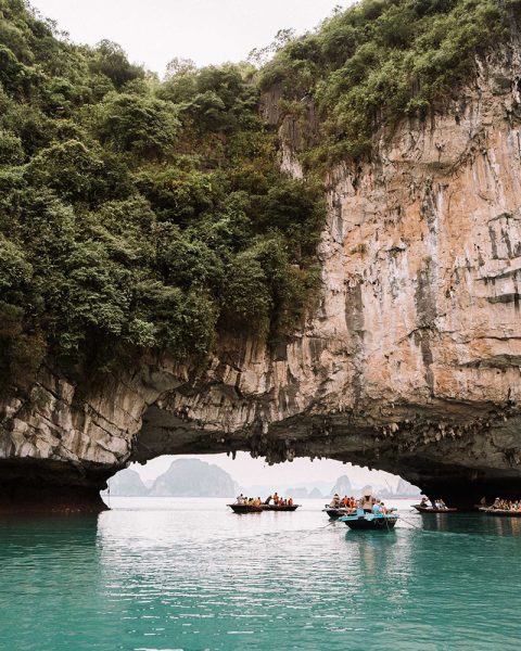Tranhto24h: hình ảnh Hạ Long về các du khách đang chèo thuyền, 480x600px