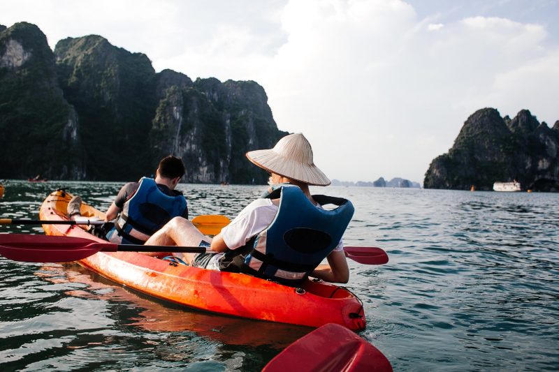 Tranhto24h: ảnh Hạ Long của các du khách đang chèo thuyền, 800x533px