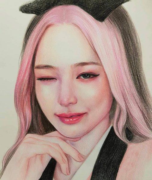 Tranhto24h: hình vẽ cô gái có mái tóc hồng, 507x600px