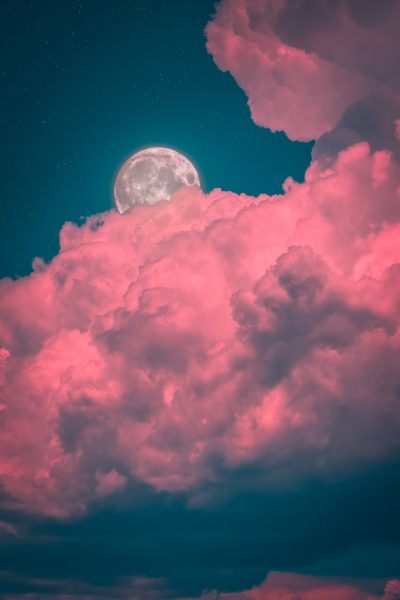 Tranhto24h: hình nền bầu trời màu hồng có mây và trăng, 400x600px