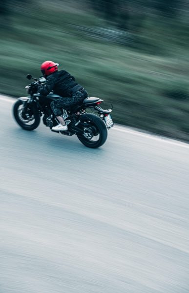 Tranhto24h: Hình nền Moto 4K phóng nhanh trên đường, 387x600px