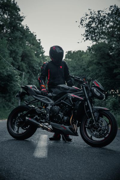 Tranhto24h: Hình nền Moto 4K màu đen và tay đua, 400x600px