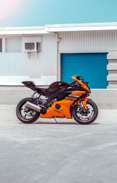Tranhto24h: Hình nền Moto 4K màu cam nổi bật, 383x600px