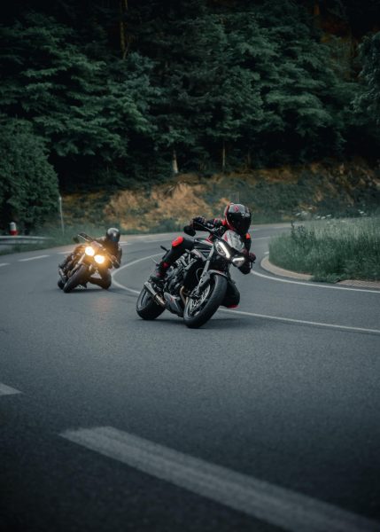 Tranhto24h: Hình nền Moto 4K và 2 tay đua, 429x600px