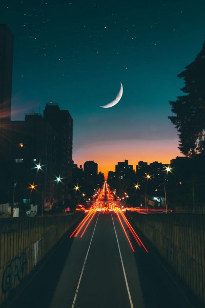 Tranhto24h: hình nền thành phố về đêm và vầng trăng, 400x600px