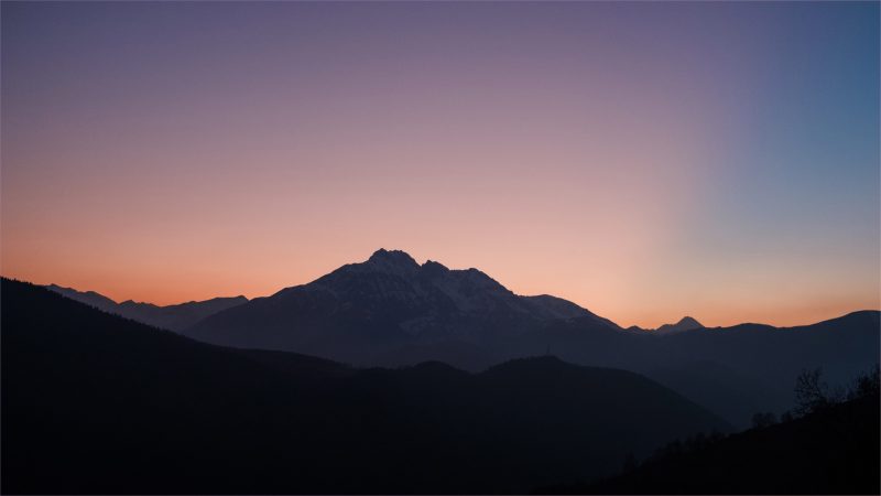 Tranhto24h: Ảnh nền 5K thiên nhiên tĩnh lặng của núi và bầu trời, 800x450px