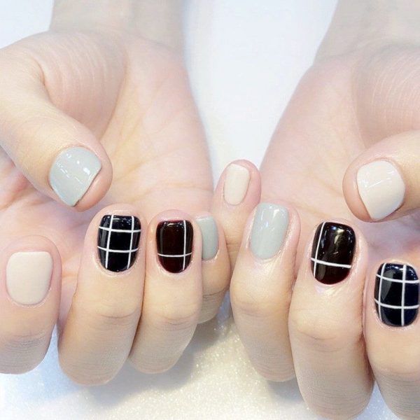 Tranhto24h: Mẫu nail Hàn Quốc đen ca rô kết hợp cùng màu nhạt, 600x600px