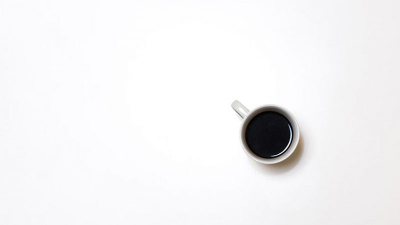 Tranhto24h: Hình nền trắng ly cà phê, 800x450px
