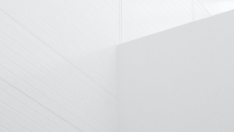Tranhto24h: hình nền màu trắng vệt sáng trên tường, 800x450px