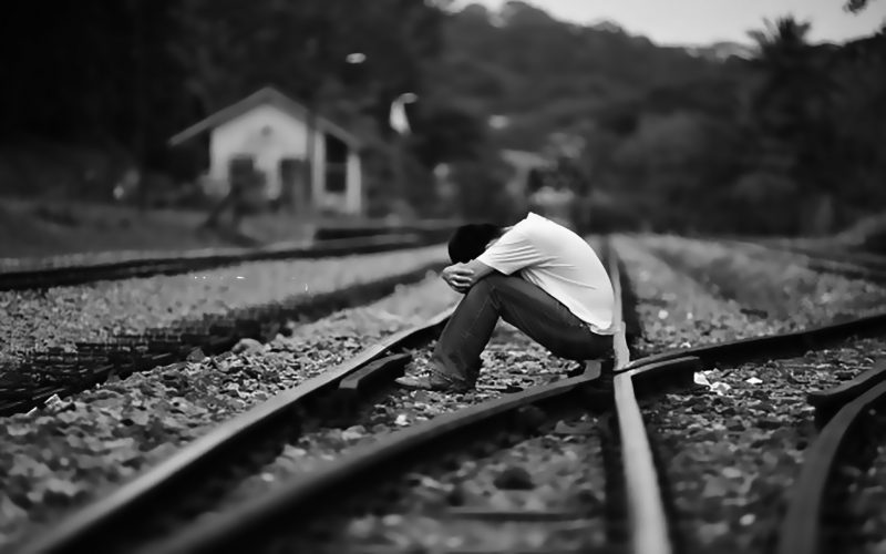 Tranhto24h: ảnh chán đời ngồi giữa đường ray xe lửa, 800x500px