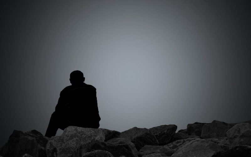 Tranhto24h: ảnh chán đời ngồi trên tảng đá, 800x500px