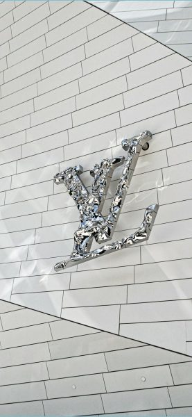Tranhto24h: Hình nền Louis Vuitton với logo trên tường, 277x600px