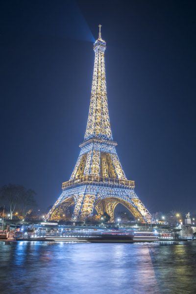 Tranhto24h: Hình ảnh tháp Eiffel trầm tĩnh bên cạnh dòng sông, 400x600px