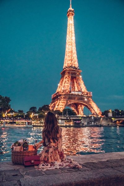 Tranhto24h: Ảnh tháp Eiffel với hình ảnh cô gái, 400x600px
