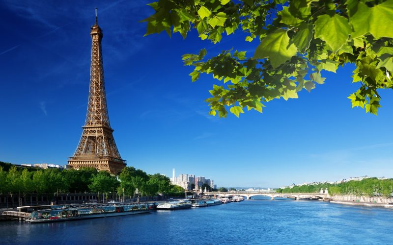 Tranhto24h: Hình ảnh tháp Eiffel đầy tươi sáng, 800x500px
