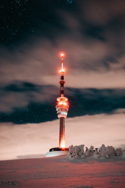 Tranhto24h: Hình nền mùa đông tháp cao phát sáng, 399x600px