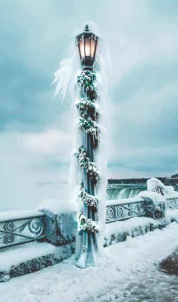 Tranhto24h: Hình nền mùa đông tuyết bọc cột đèn, 355x600px