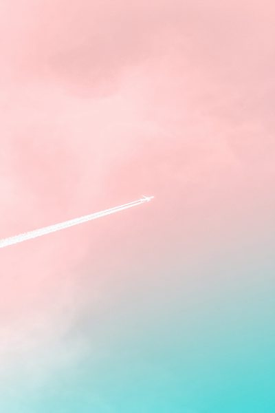 Tranhto24h: Hình nền màu hồng pastel trơn và máy bay, 400x600px