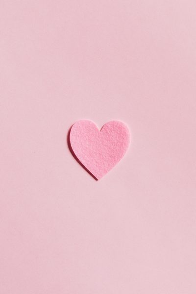 Tranhto24h: Hình nền màu hồng pastel trơn trái tim đẹp, 400x600px