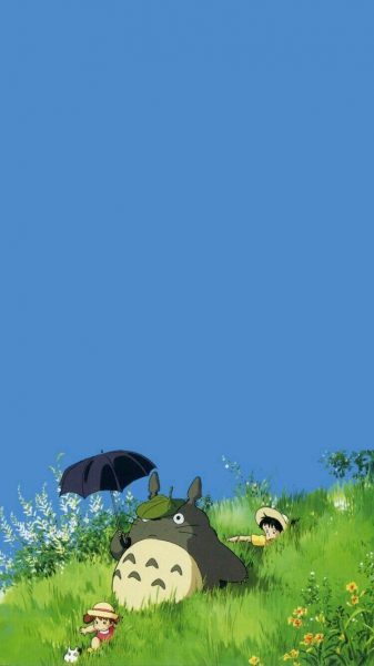 Tranhto24h: Hình nền Totoro nô đùa trên cỏ, 337x600px