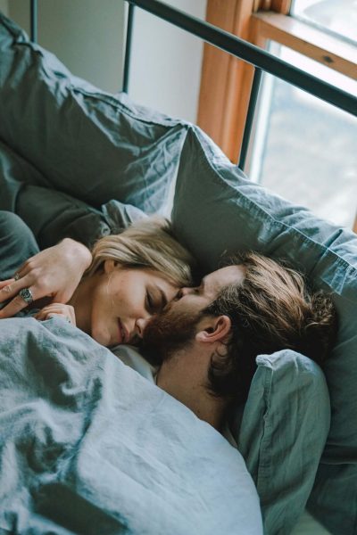 Tranhto24h: hình ảnh ôm người yêu ngủ, 400x600px