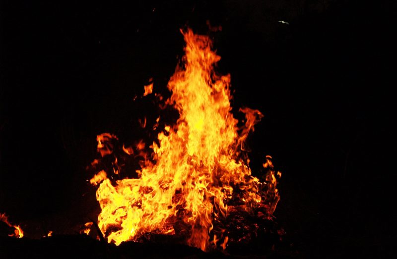 Tranhto24h: hình nền lửa cháy cực đẹp trong đêm tối, 800x523px