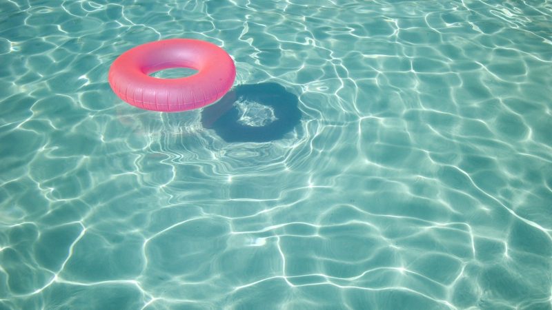 Tranhto24h: Hình nền Macbook về bể bơi, 800x450px