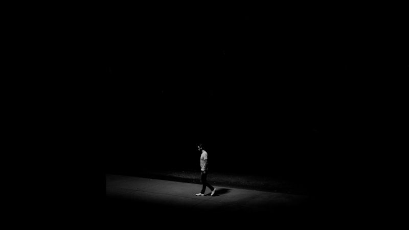 Tranhto24h: Hình nền đen lang thang trong đêm, 800x450px
