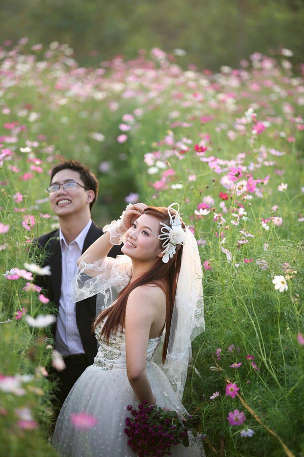 Chụp ảnh cưới đẹp với hoa cỏ Mùa xuân 2022 - 2023